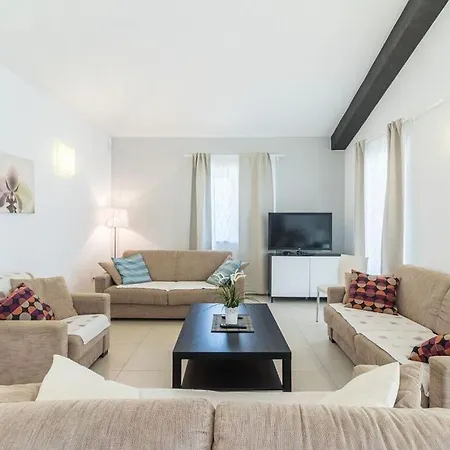 Martha Comfortable Holiday Villa